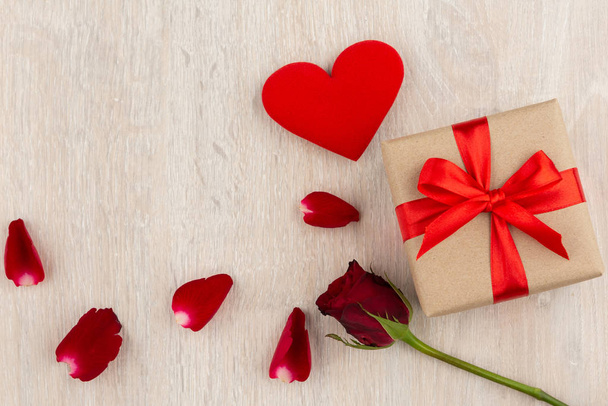 Sevgililer Günü Hediye Kutusu, ahşap masada kalp ve kırmızı gül - Fotoğraf, Görsel