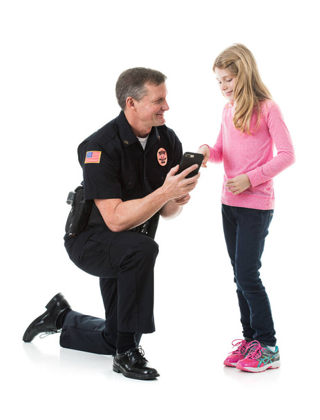 Police: Policeman And Girl Talk About Online Safety - Foto, imagen