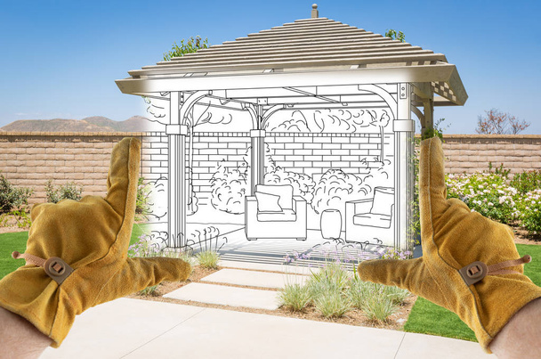 Sección de dibujo de marco de manos contratistas masculinos del dibujo personalizado de la cubierta del patio de pérgola
 - Foto, imagen