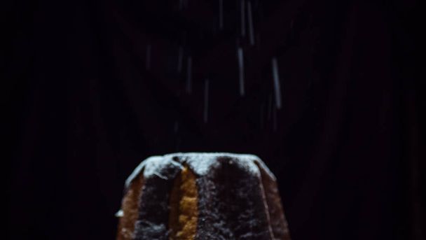 italialainen suklaa panettone mustalla taustalla
 - Valokuva, kuva
