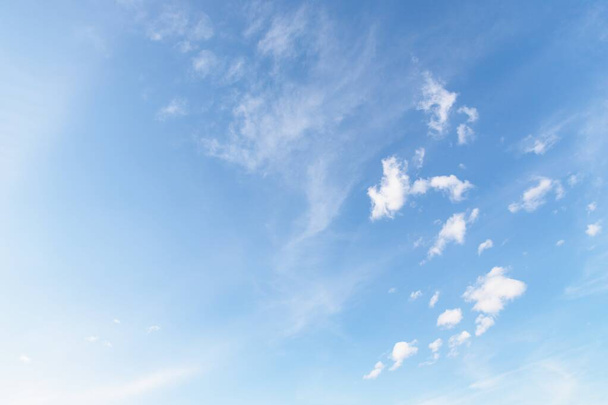 Kaunis valkoinen pieni pehmeä pörröinen pilvet vaalean sininen taivas tausta
 - Valokuva, kuva