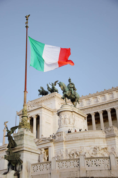 Bandiera italiana vicino Piazza Venezia Roma, Italia. Capitolina
 - Foto, immagini
