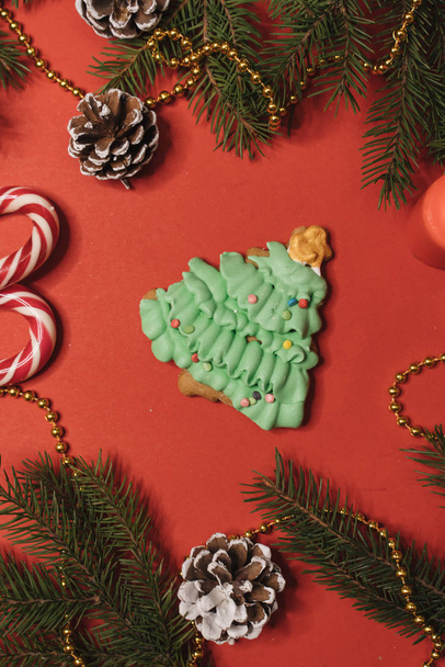 Pan di zenzero sullo sfondo di Natale, umore natalizio
 - Foto, immagini