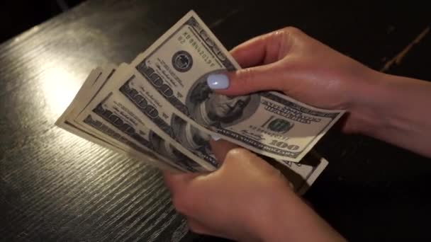  Compter de l'argent dans une pièce sombre  - Séquence, vidéo