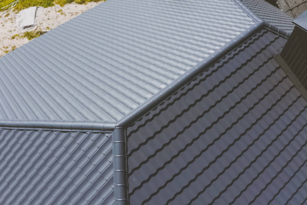 Evin çatısında gri-mavi-metal kiremitler var. Oluklu - Fotoğraf, Görsel