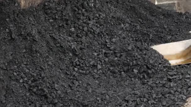 Zbliżenie biorąc gorący asfalt bitum z łopatą - Materiał filmowy, wideo