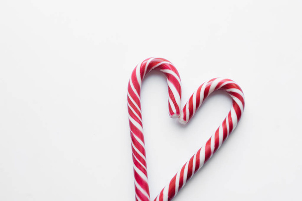 Серце з солодких цукерок на фоні темного каменю, концепція дня Святого Валентина
 - Фото, зображення
