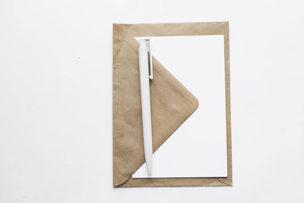 empty envelope with blank paper and pen - Foto, afbeelding