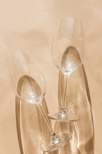 üres üveg borhoz és napsugarakhoz - Fotó, kép