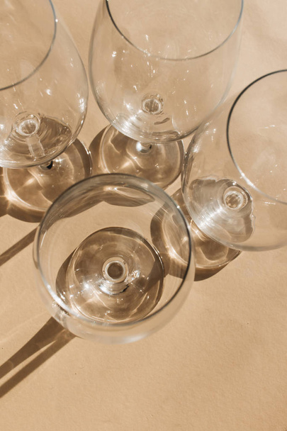 üres üveg borhoz és napsugarakhoz - Fotó, kép