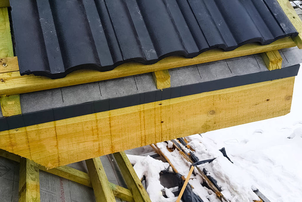 Монтаж даху будинку з керамічної чорної плитки
. - Фото, зображення