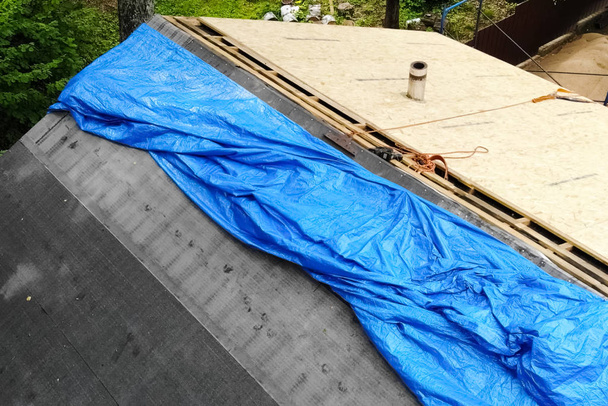 Arbeiter erledigt die Montage des Hausdachs. Installation - Foto, Bild