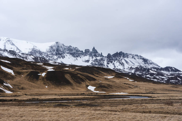 cumes de montanha afiados em Islândia do Norte
 - Foto, Imagem