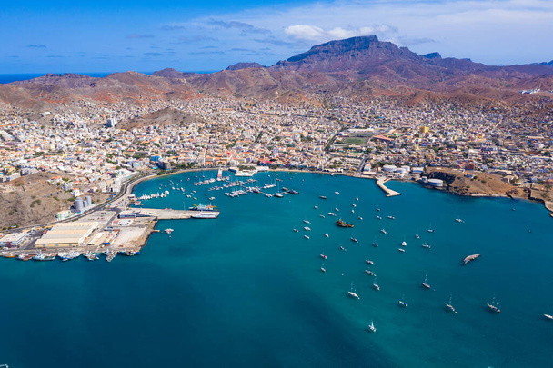 Vista aérea de Mindelo Marina en la isla de Sao Vicente en Cabo Verde
 - Foto, imagen