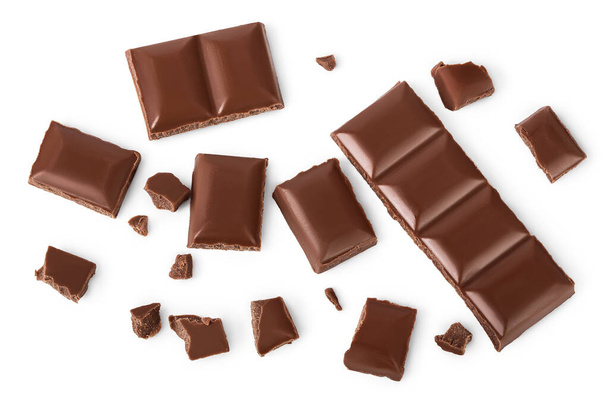 Stück Schokolade isoliert auf weißem Hintergrund mit Clipping Pfad. . Ansicht von oben. flache Lage. - Foto, Bild