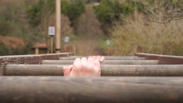 Un adolescent fait des exercices physiques. Se lève sur les mains sur une barre horizontale en bois sur le fond de la forêt. Style de vie sportif de la jeunesse
 - Séquence, vidéo