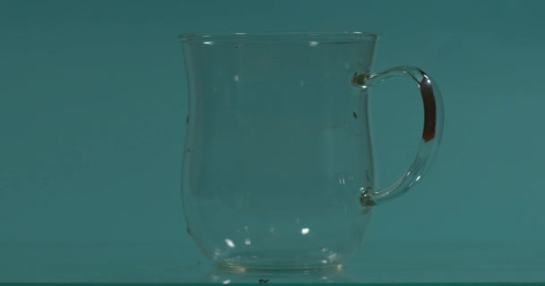 Der Glasbecher ist mit Trinkwasser gefüllt. Thema gesunder Lebensstil - Filmmaterial, Video