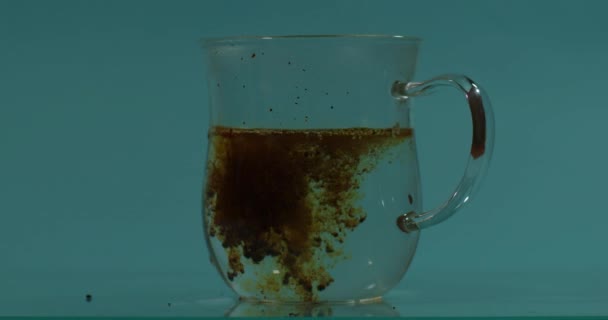 koffie lost op in water blauwe achtergrond - Video