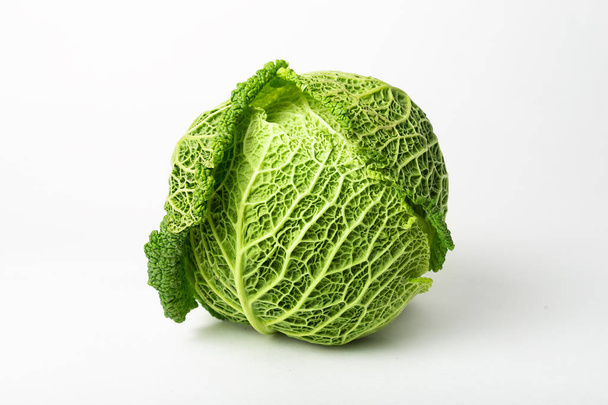 Beyaz arka planda tamamen yeşil ve taze bir Savoy Lahanası. Sağlıklı vejetaryen yeme konsepti - Fotoğraf, Görsel