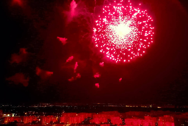 Fuegos artificiales de Año Nuevo, vista interior de fuegos artificiales, destellos de colores
 - Foto, Imagen