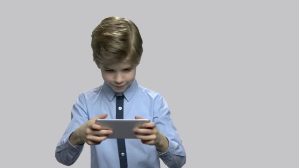 Πορτρέτο του μικρού αγοριού χρησιμοποιώντας smartphone. - Πλάνα, βίντεο