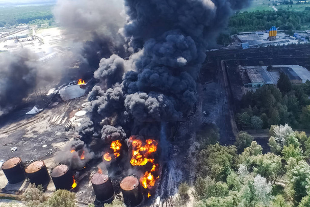 Fuego de almacenamiento de aceite. La granja de tanques está ardiendo, humo negro es combu
 - Foto, Imagen
