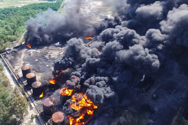 Fuego de almacenamiento de aceite. La granja de tanques está ardiendo, humo negro es combu
 - Foto, Imagen
