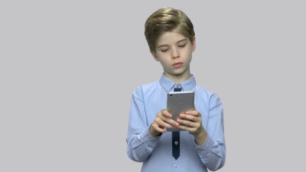 Kind surft mit Smartphone im Internet. - Filmmaterial, Video