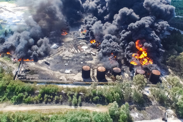 Olie opslagvuur. De tank boerderij staat in brand, zwarte rook is combu - Foto, afbeelding