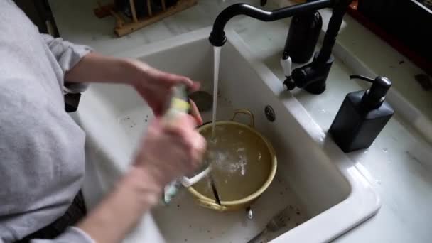 la donna lava un piatto a cucina
 - Filmati, video