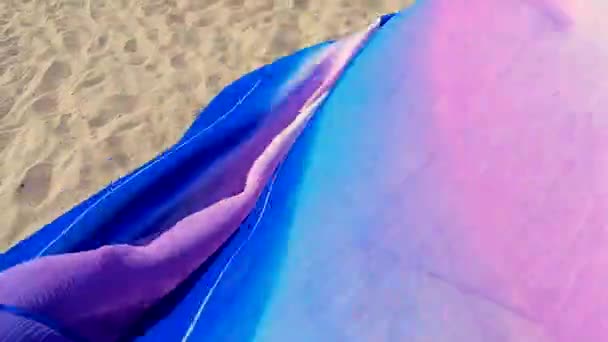 Abstracte conceptuele achtergrond. Sjaal doek fladderen in de wind over zand - Video