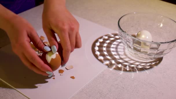τεμαχίζοντας αυγά για σαλάτα διαίτης τροφίμων, γαλλική σαλάτα, υγιεινή διατροφή, - Πλάνα, βίντεο