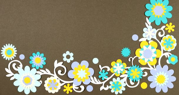 Immagine cornice sfondo di fiori di carta in fiore su uno sfondo colorato
. - Foto, immagini