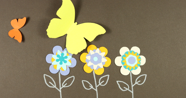 Зображення рамки фону квітучих паперових квітів на кольоровому фоні
. - Фото, зображення