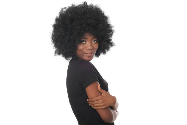 Jeune fille afro-américaine positive isolée sur fond blanc
. - Photo, image