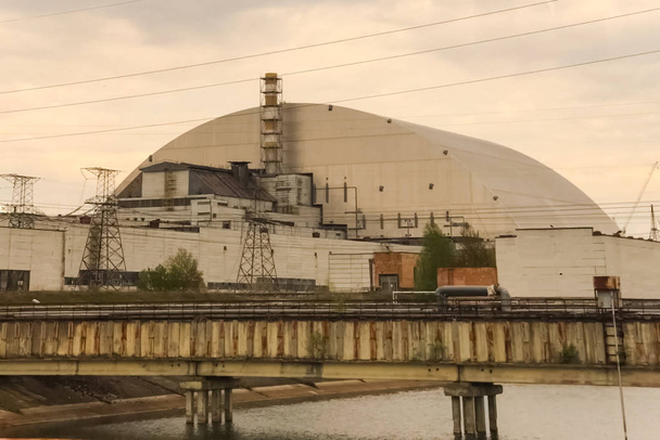 Sarcófago protetor na quarta unidade de energia do Chernobyl nu
 - Foto, Imagem