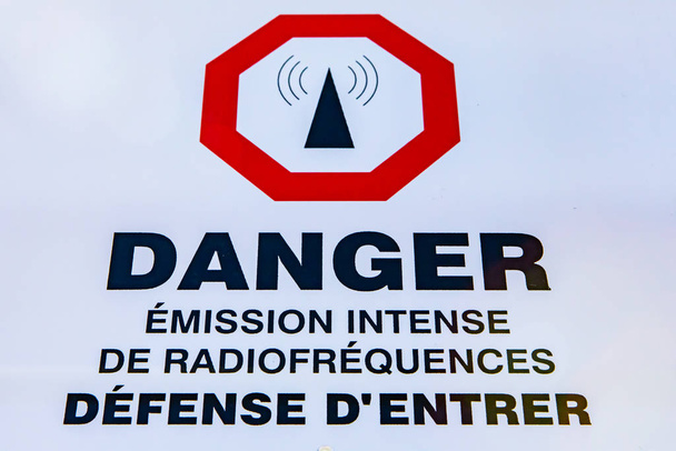 Προειδοποίηση εκπομπής ραδιοσυχνοτήτων, κίνδυνος - Φωτογραφία, εικόνα
