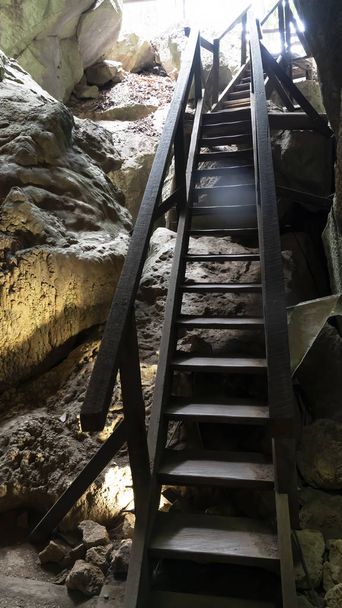 Stairs Leading From Underground Caves To The Surface - 写真・画像