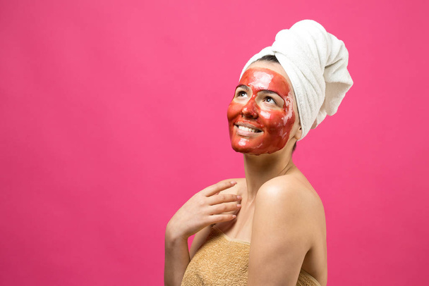 Piękny portret kobiety w białym ręczniku na głowie ze złotą maską odżywczą na twarzy. pielęgnacja skóry oczyszczanie ekologiczne kosmetyki spa relaks koncepcja.  - Zdjęcie, obraz