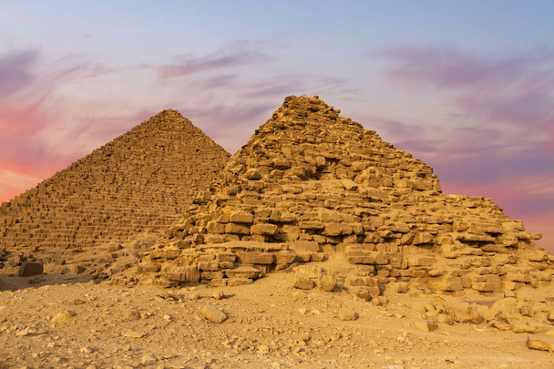 Berühmte Pyramiden von Gizeh in der Sandwüste in Kairo - Foto, Bild