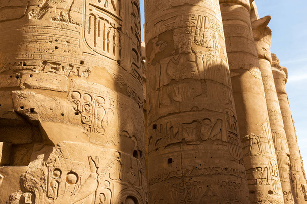 Muinaiset rauniot Karnak temppeli Luxor (Theba), Egypti. Maailman suurin temppelikompleksi. UNESCOn maailmanperintö. - Valokuva, kuva
