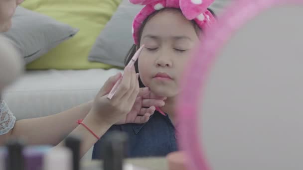 鏡の前の子供たち二人の姉妹が化粧をする。子供に化粧をして. - 映像、動画