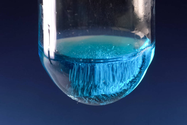 Kémiai kísérletek vegyszerekkel, lombikokkal - Fotó, kép