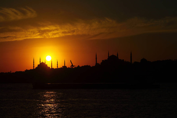 イスラム教徒の都市イスタンブールのシルエットとラマダン時間 - 写真・画像