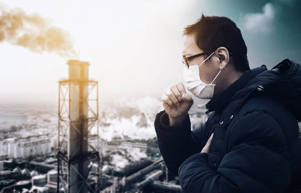 człowiek noszący maskę przed smogiem i zanieczyszczeniem powietrza fabryki backgr - Zdjęcie, obraz