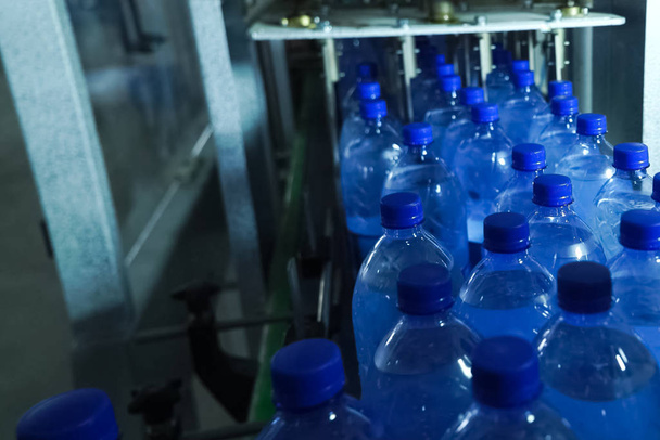 A csillogó víz töltési sora PET palackban. Mini-gyár  - Fotó, kép