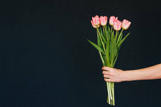 kytice růžových tulipánů v dívčí ruce - Fotografie, Obrázek
