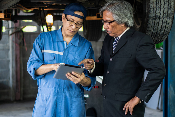 Araba tamircisi araba ve motor bakım listesini custo 'ya açıklıyor - Fotoğraf, Görsel