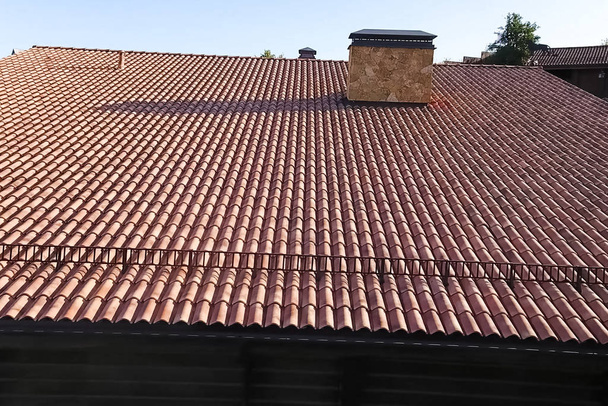 Casa com telhado de cerâmica. telhas de cimento-areia
. - Foto, Imagem