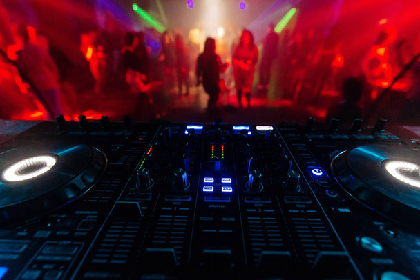 profesjonalny kontroler miksera DJ do mieszania muzyki w nocnym klubie - Zdjęcie, obraz